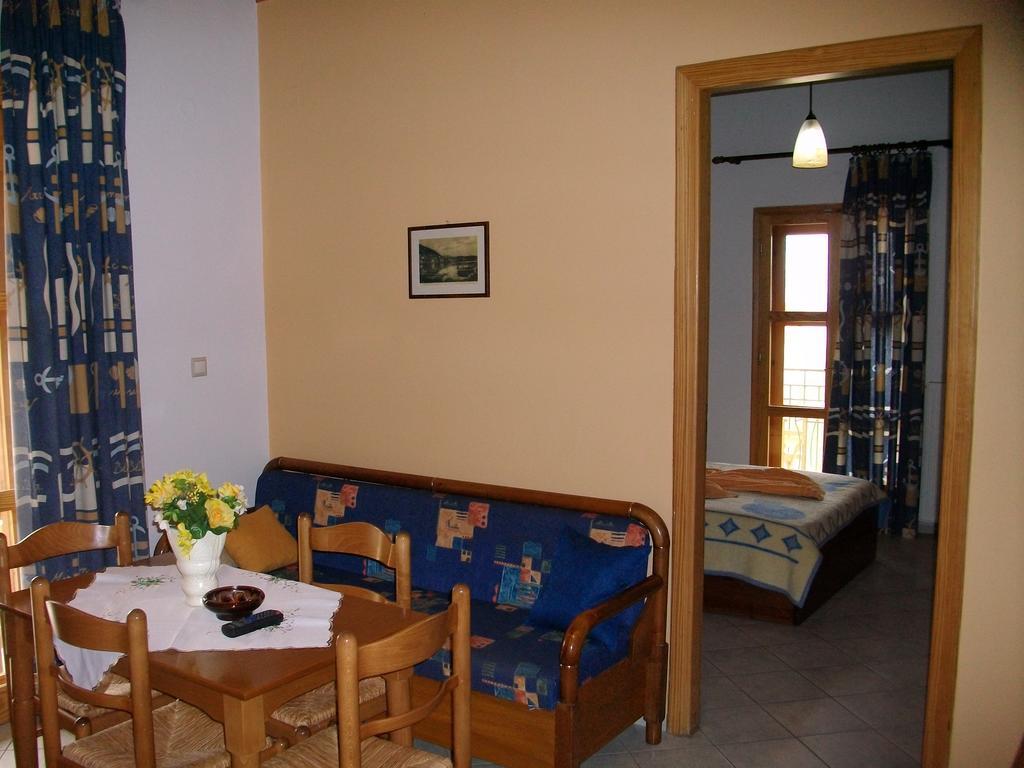Studios Resbithas Githio Habitación foto